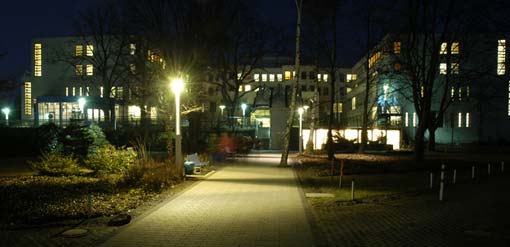 Blick auf die nächtliche Klinik Nauen
