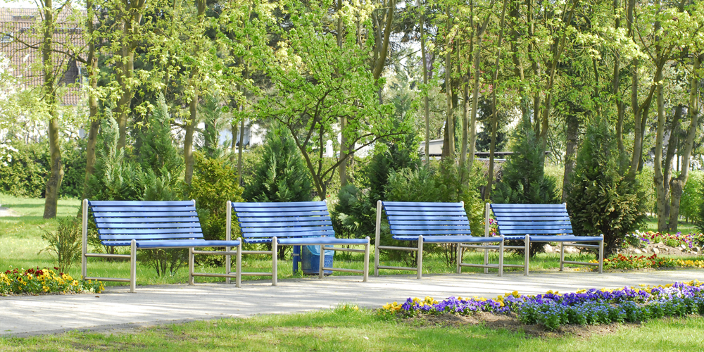 Aussenanlagen der Klinik Nauen Bänke im Park