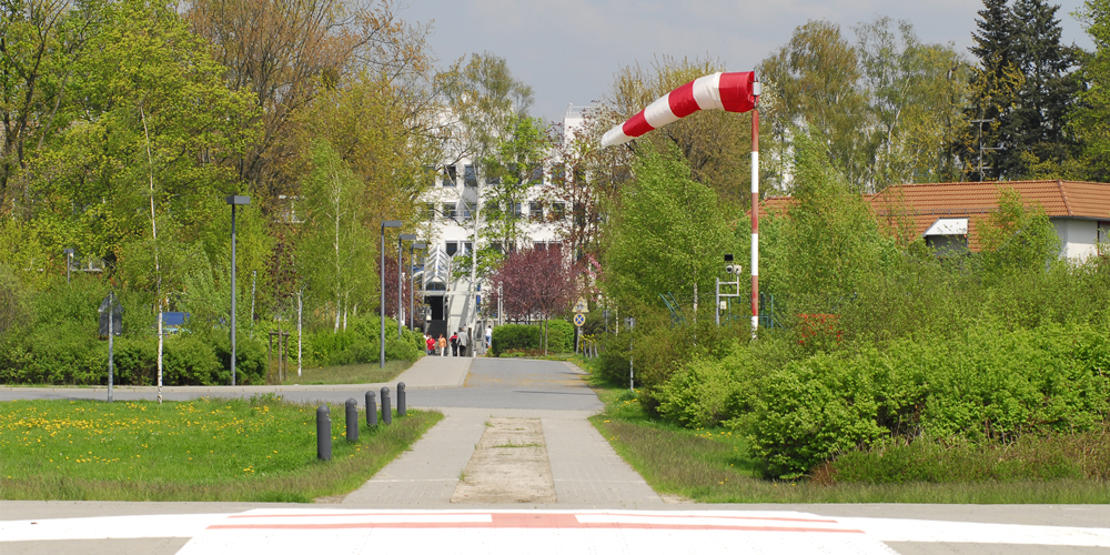 Ansicht vom Hubschrauberlandeplatz der Klinik