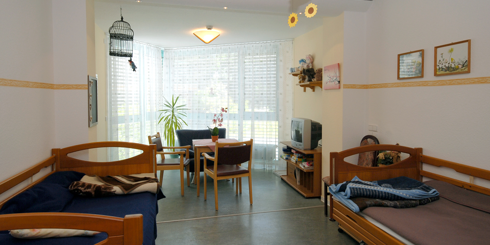 Doppelzimmer mit Möblierung im Seniorenpflegezentrum Stadtforst